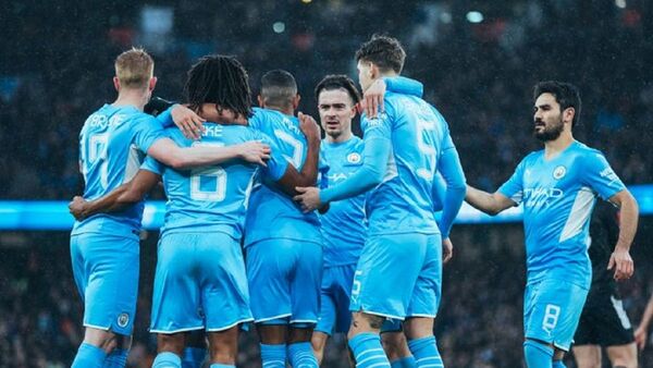 El Manchester City golea y avanza