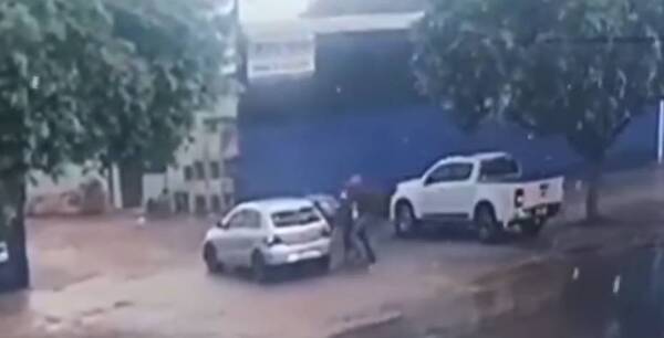 Crónica / Polis encontraron auto que habría sido usado para secuestro en frontera