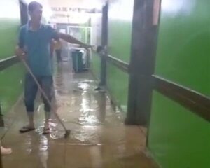 Pasillos del Hospital distrital de Caaguazú inundado tras lluvias - Nacionales - ABC Color