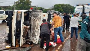 Accidente de tránsito deja dos lesionados y un vehículo volcado en Minga Guazú