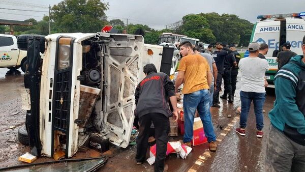 Accidente de tránsito deja dos lesionados y un vehículo volcado en Minga Guazú