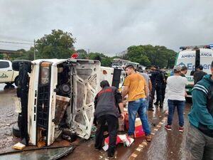 Accidente de tránsito deja dos lesionados y un vehículo volcado en Minga Guazú