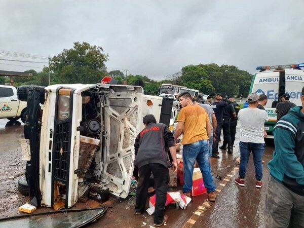 Accidente de tránsito deja dos lesionados y un vehículo volcado en Minga Guazú