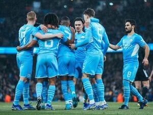 El Manchester City golea y avanza