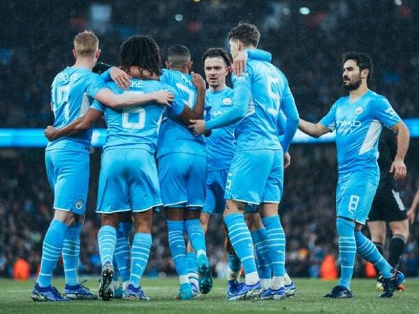 El Manchester City golea y avanza