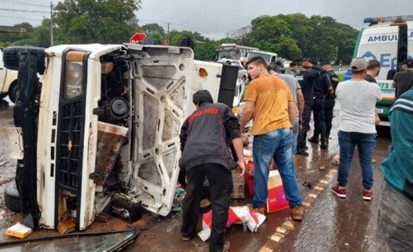 Choque y posterior vuelco deja dos conductores lesionados
