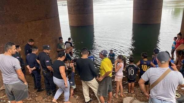 Crónica / Encontraron un auto en rio Paraná que fue robado a un poli