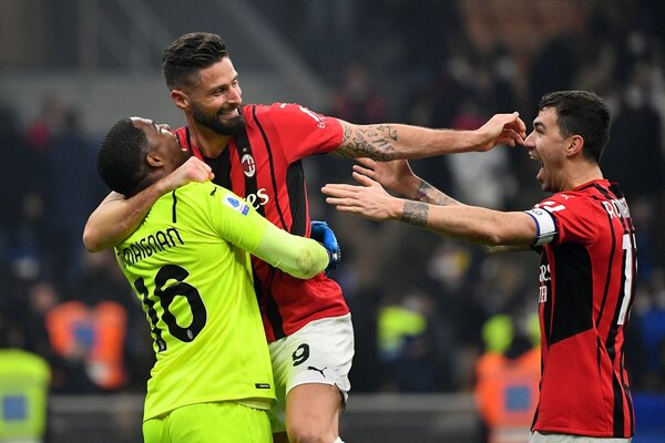 Un doblete de Giroud decide para el AC Milan el clásico ante el Inter