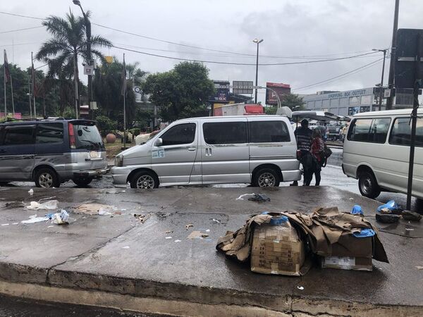 Calles sucias y sin mantenimiento en circuito comercial de CDE - ABC en el Este - ABC Color