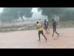 En Yalve Sanga celebraron la lluvia con un partido de fútbol