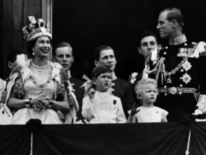 En medio de escándalos familiares, Isabel II cumple 70 años de reinado el mismo día de la muerte de su padre