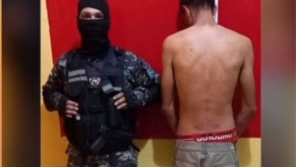 Matan a cuchilladas a adolescente y detienen a su pareja