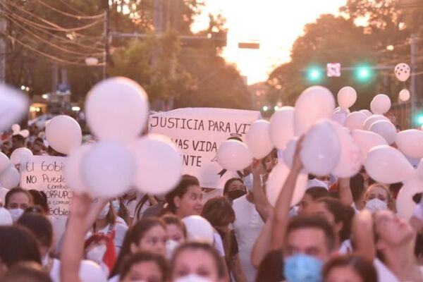 Seguidores y familiares de Cristina Aranda llegan con globos y carteles a Mburuvicha Róga