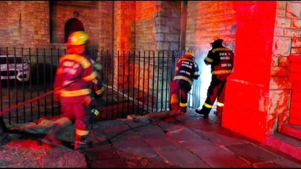Incendio en la catedral donde están las cenizas de Desmond Tutu