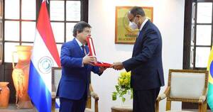 La Nación / Gobierno condecora a embajador de Brasil por cooperación con vacunas