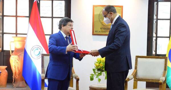 La Nación / Gobierno condecora a embajador de Brasil por cooperación con vacunas