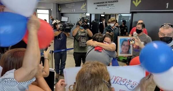La Nación / Emotivo reencuentro: Enrica Locatelli conoce a sus hermanos tras 40 años de separación