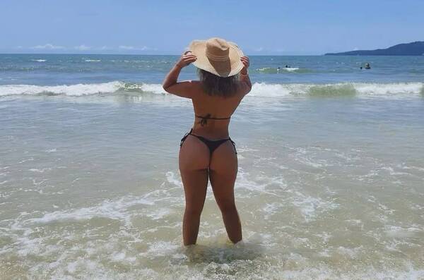 Crónica / [GALERÍA] Cantante anda "regalanzo belleza" por playas rapai