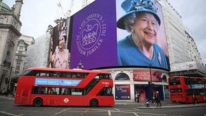 Isabel II celebra 70 años de reinado y quiere que Camila sea reina consorte