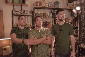Crónica / Grupo de péndex toca solo "DA3", pero hace bailar al rollete