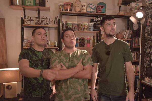 Crónica / Grupo de péndex toca solo "DA3", pero hace bailar al rollete