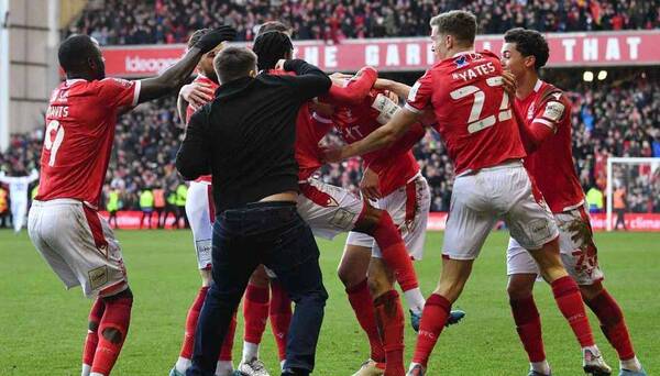 Crónica / Ojeda vio cómo su equipo goleaba al Leicester y un fulano golpeaba al rollo