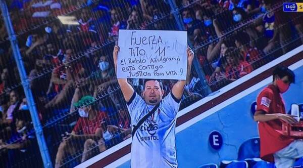 Crónica / Momento de emoción: el tributo de los cerristas a “Tito” Torres