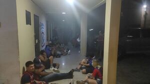 Detienen a 36 hinchas de Cerro por causar desmanes en el Mercado 4 - Nacionales - ABC Color