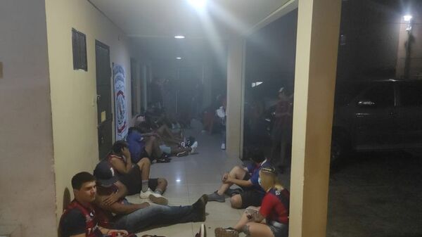 Detienen a 36 hinchas de Cerro por causar desmanes en el Mercado 4 - Nacionales - ABC Color
