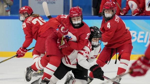 Diario HOY | Jugadoras de hockey disputan partido Rusia-Canadá con máscaras contra covid-19