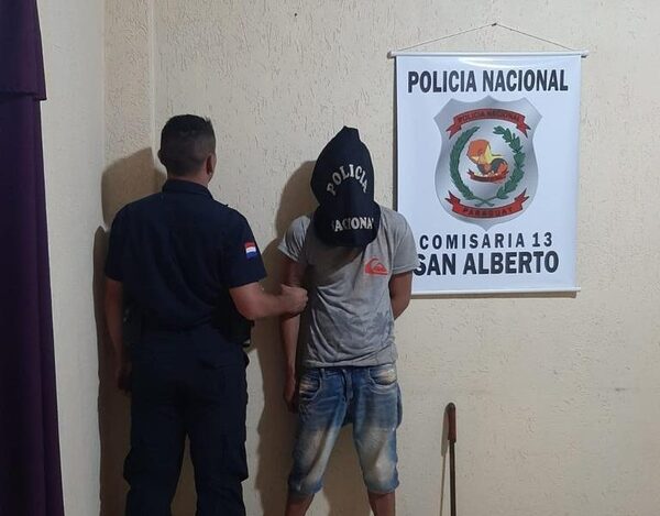 Detienen a hombre que quiso agredir con machete a su hijastro