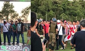 Rajaron a presidente de premiación