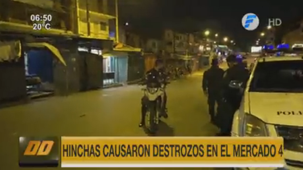 Barrabravas causan destrozos en zona del Mercado 4