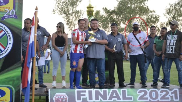 QUISO SUBIRSE AL CARRO VENCEDOR Y LO RAJARON