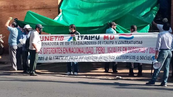 Ex obreros de Itaipú reclaman beneficios no cobrados