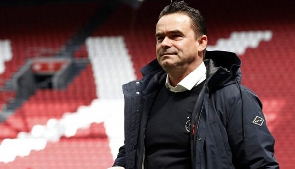 Marc Overmars deja el Ajax por mensajes 'inapropiados' a mujeres