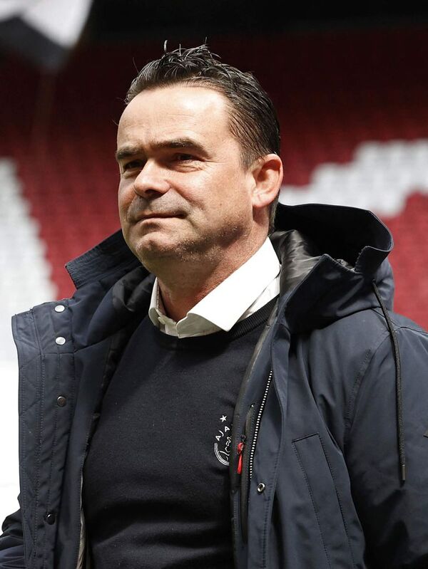 Marc Overmars deja el Ajax por mensajes “inapropiados” a mujeres - Fútbol Internacional - ABC Color