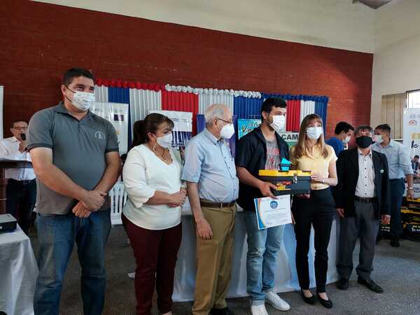 Jóvenes del Bañado Sur recibieron kits de herramientas tras culminar capacitaciones - .::Agencia IP::.