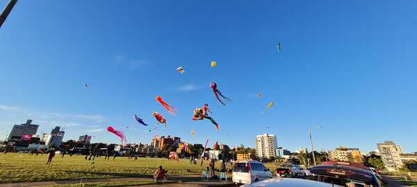 Atractivas pandorgas en la costanera de Encarnación