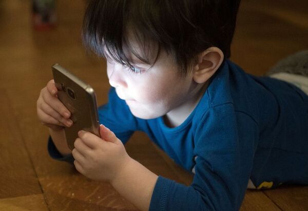 Nuevo frente de debate sobre bebés y los celulares - Ciencia - ABC Color