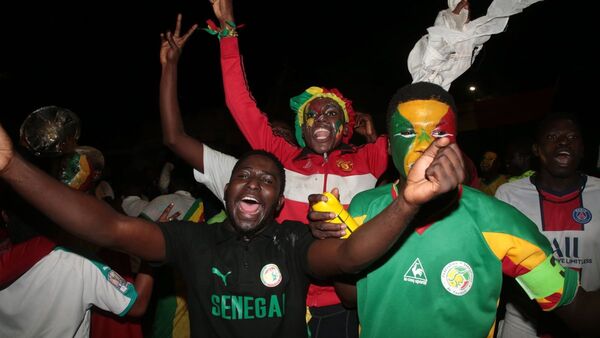 Miles de personas reciben en Dakar a la selección de Senegal