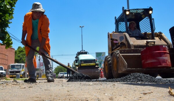 Tras reclamos, Municipio inicia bacheos en Luque •