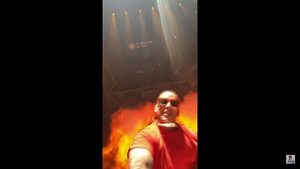 ¿Por qué se volvió “tendencia” lanzar el celular al escenario cuando el artista está en pleno show?