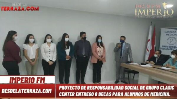 Grupo Classic Center entregó becas para ocho alumnos de la carrera de Medicina