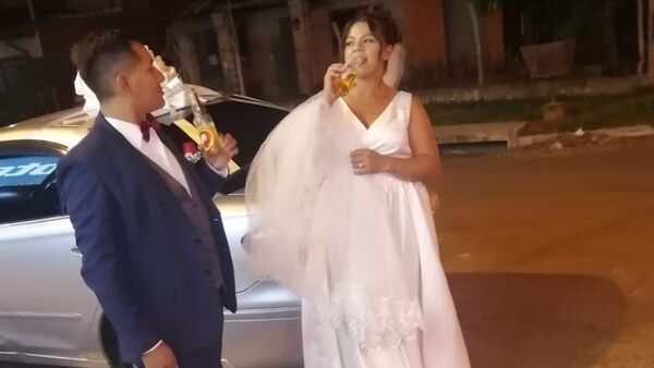 Se casaron y fueron a festejar juntos en una bodega