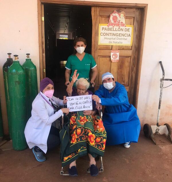 Una centenaria mujer venció al covid-19 gracias a la inmunización - Nacionales - ABC Color
