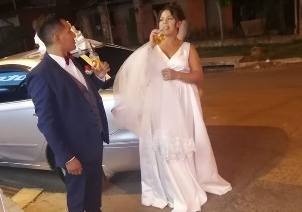 Se casaron y fueron a festejar juntos en una bodega