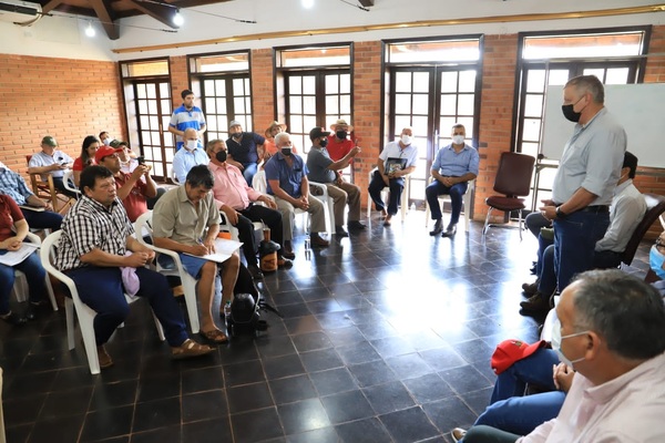 Autoridades del MAG, participaron de un encuentro con yerbateros en Itapúa.