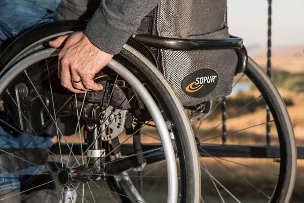Estímulo personalizado de médula espinal restaura movimiento en paralíticos