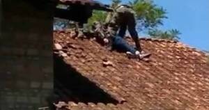 La Nación / Detienen a alemán que trepó al techo de una vivienda y disparó contra policías